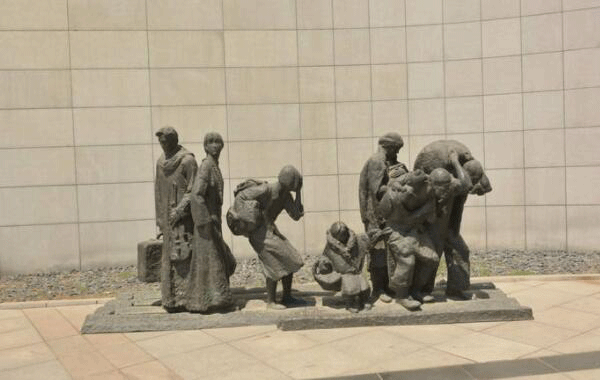 革命時(shí)期人物雕塑像.gif 革命時(shí)期人物雕塑像.gif