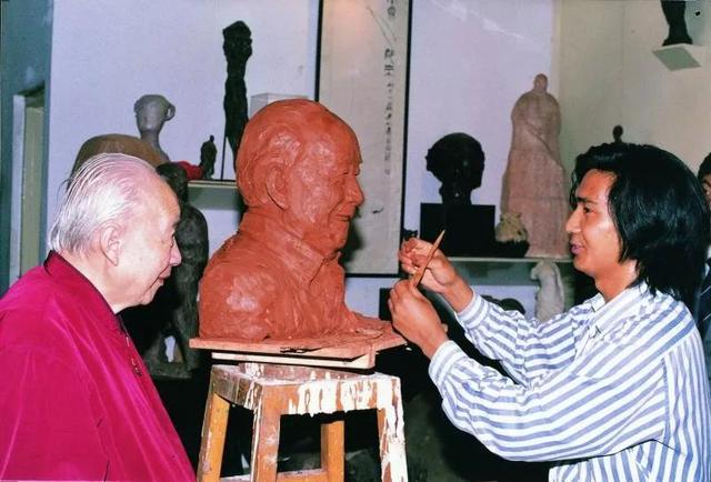 2002年5月,吳為山為時(shí)任全國政協(xié)副主席錢偉長塑像.jpg 2002年5月,吳為山為時(shí)任全國政協(xié)副主席錢偉長塑像.jpg